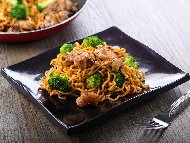 Рецепта Оризови нудли с пилешки хапки и броколи